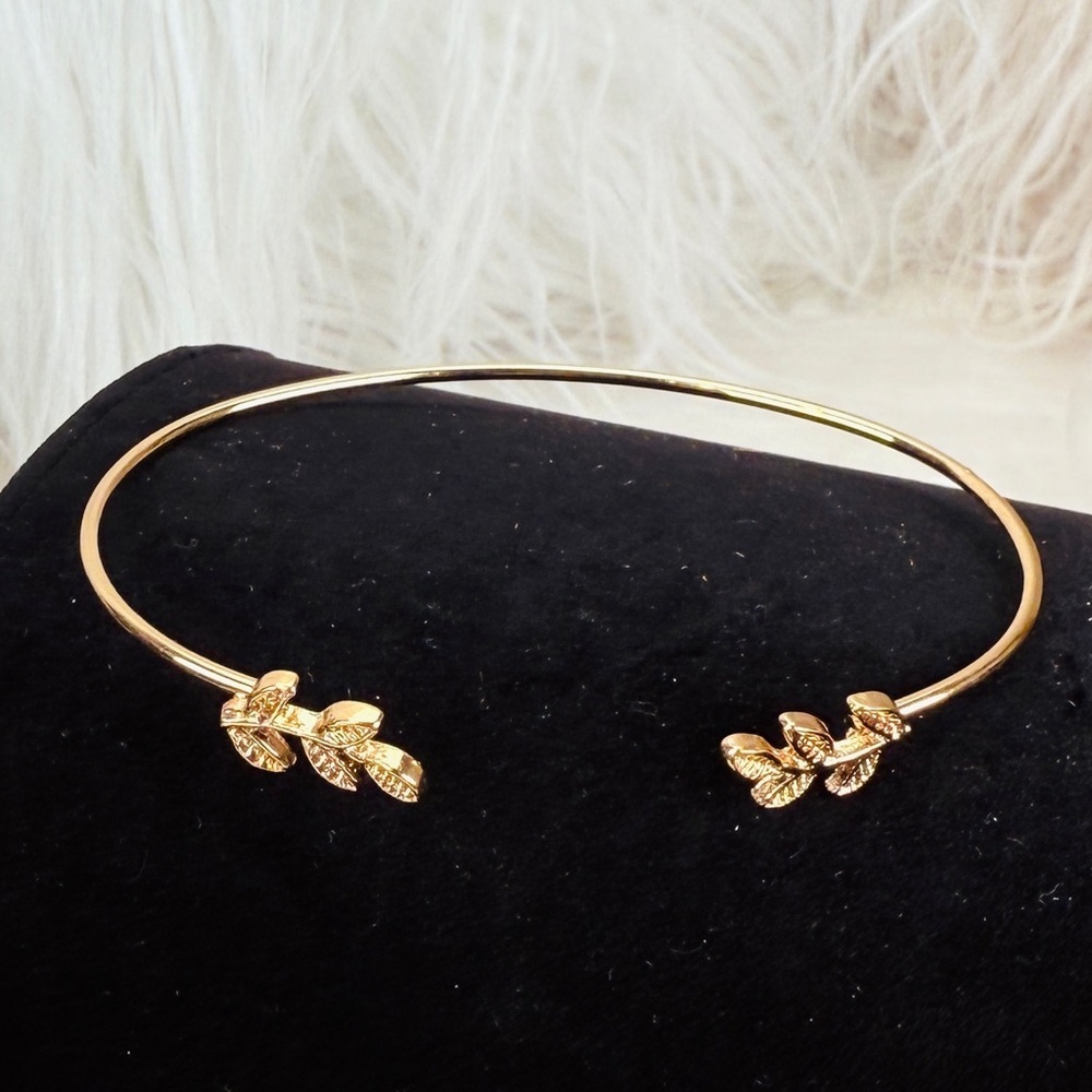 Delicate goldtone, open cuff, etched leaf accent bracelet etched - Picture 5 of 8